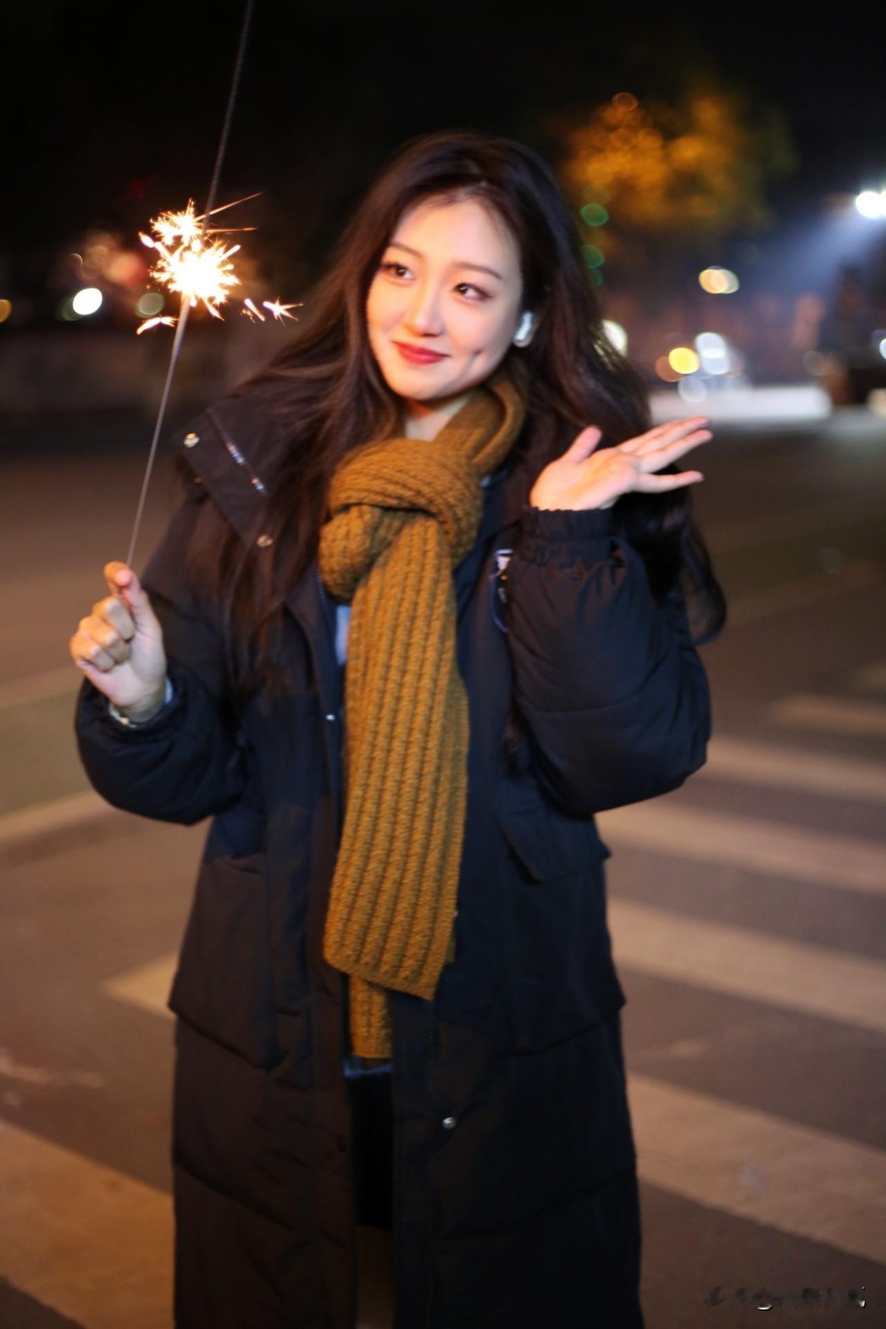 年味渐浓，梅香入户，灯火照春归。