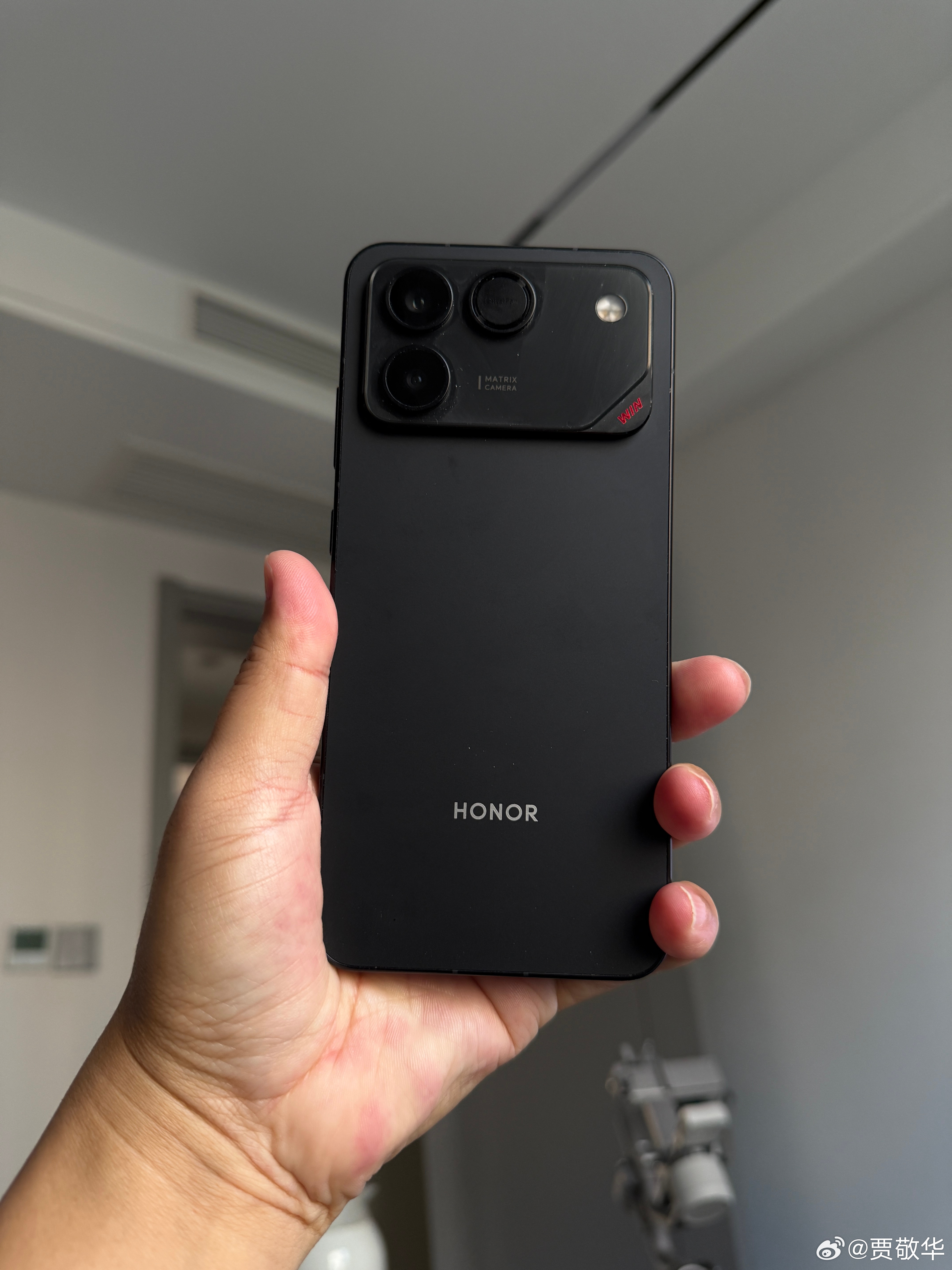 最近在用的手机，电池容量从6000mAh到10080mAh区间。小屏手机，600