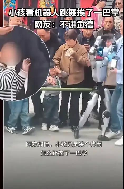 陕西，一商场门口举办机器人表演，小男孩好奇凑热闹，就挤到最前排观看，不料，机器人