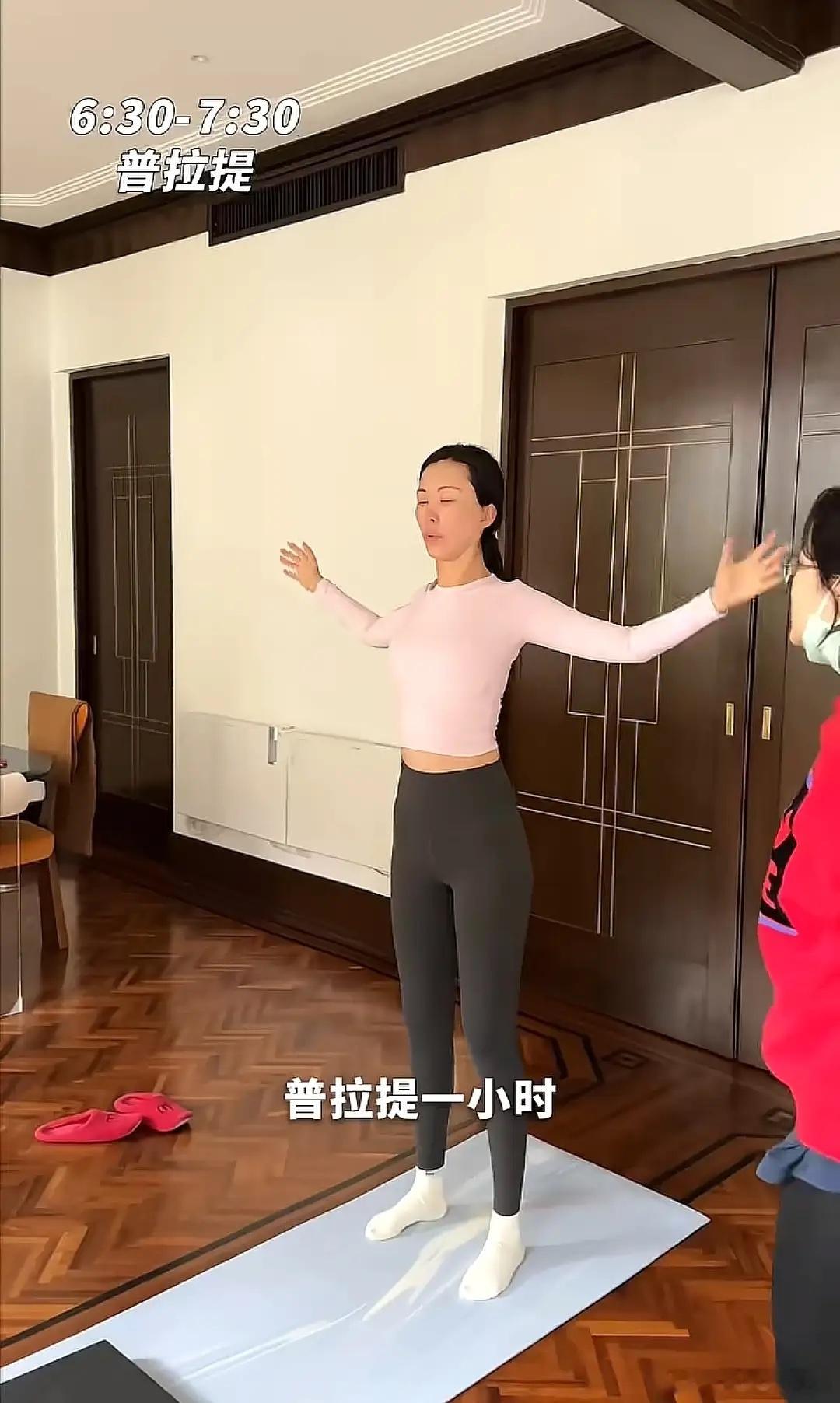 王石小女儿升小学，田朴珺在家陪娃包饺子 6岁AA会洗碗王石很欣慰！ 