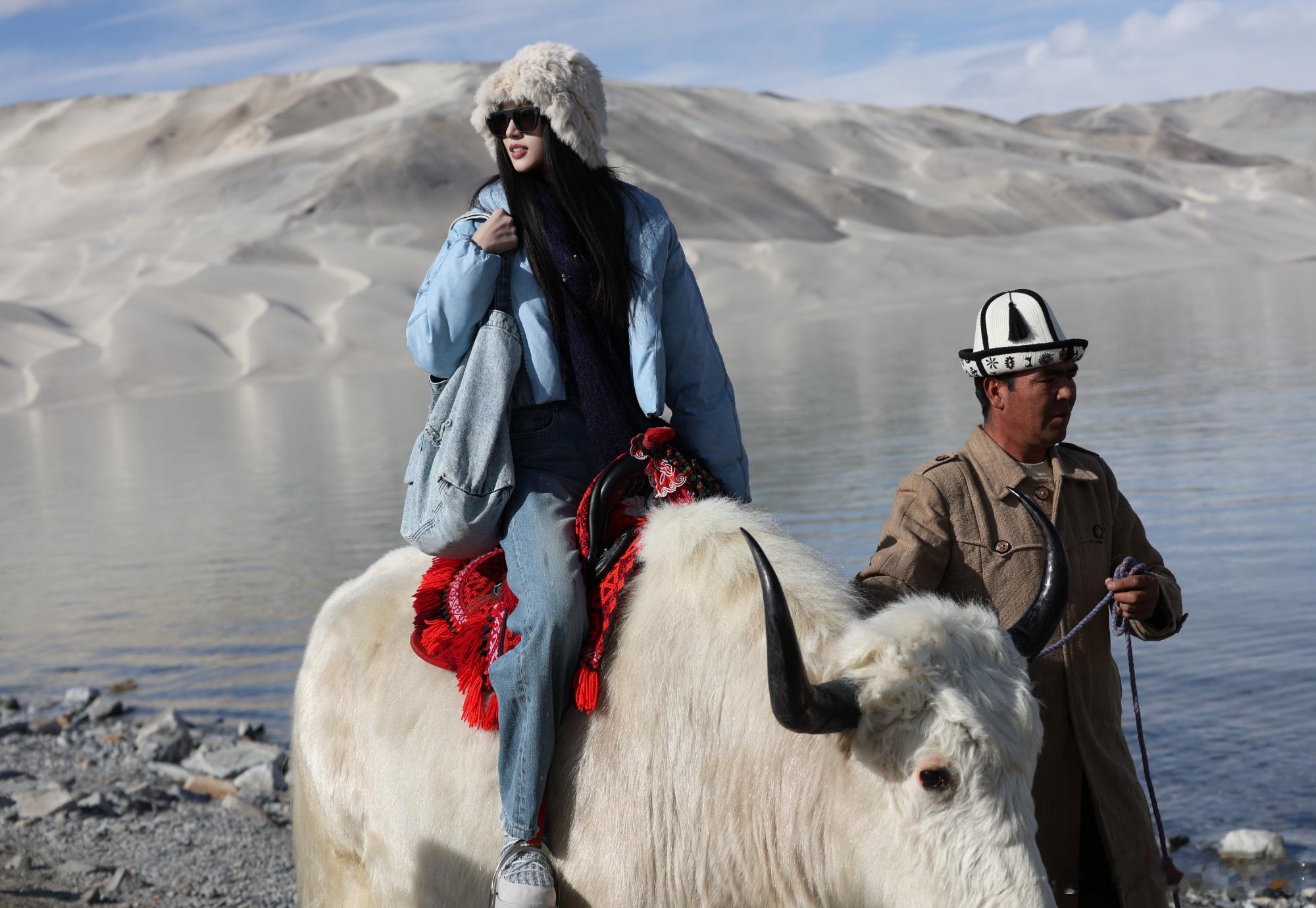 沈羽洁缺氧也消停不了一点沈羽洁在新疆哪怕缺氧，活力也没打折。看星空看到落泪，小女