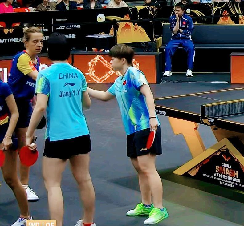 王艺迪/姜依依3:0零封斯佐/萨马拉时，意外暴露教练于子洋的习惯！
看他动作，应