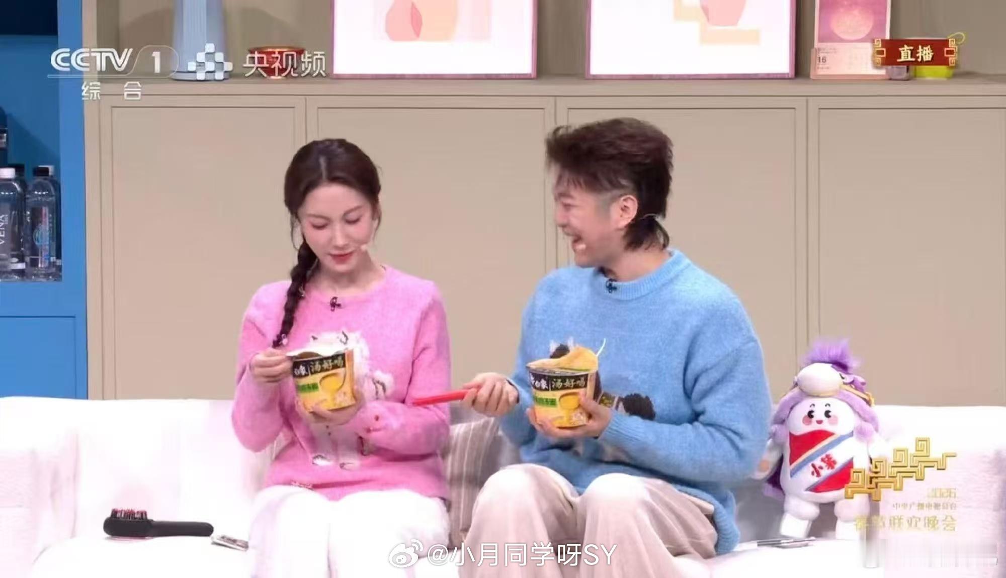 长辈守岁吃饺子vs00后守岁吃泡面年夜灯火通明，奶奶手中的饺子皮飞舞如蝶。隔壁房