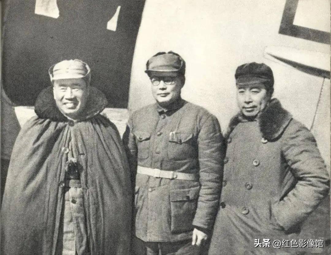 延安机场旧影，朱德、陈毅、聂荣臻三位元帅并肩立于飞机前。一身冬装尽显风霜，数十年