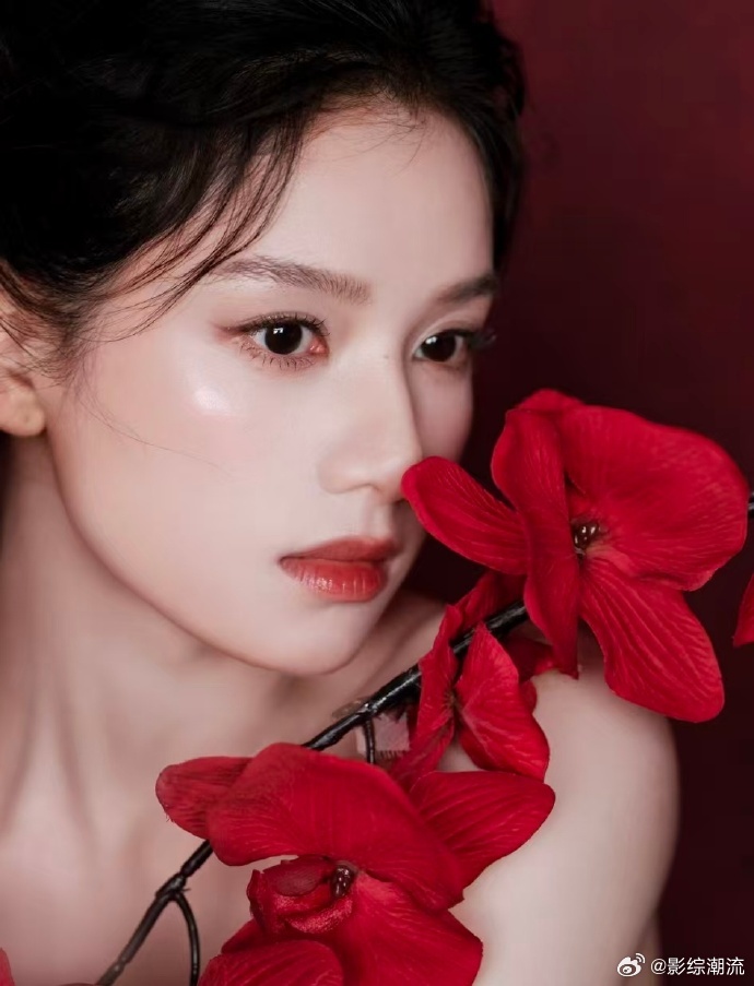 女明星封神妆容都是金鹤龙化的难怪内娱这么多女明星都爱跟金鹤龙合作，看了一圈才发现