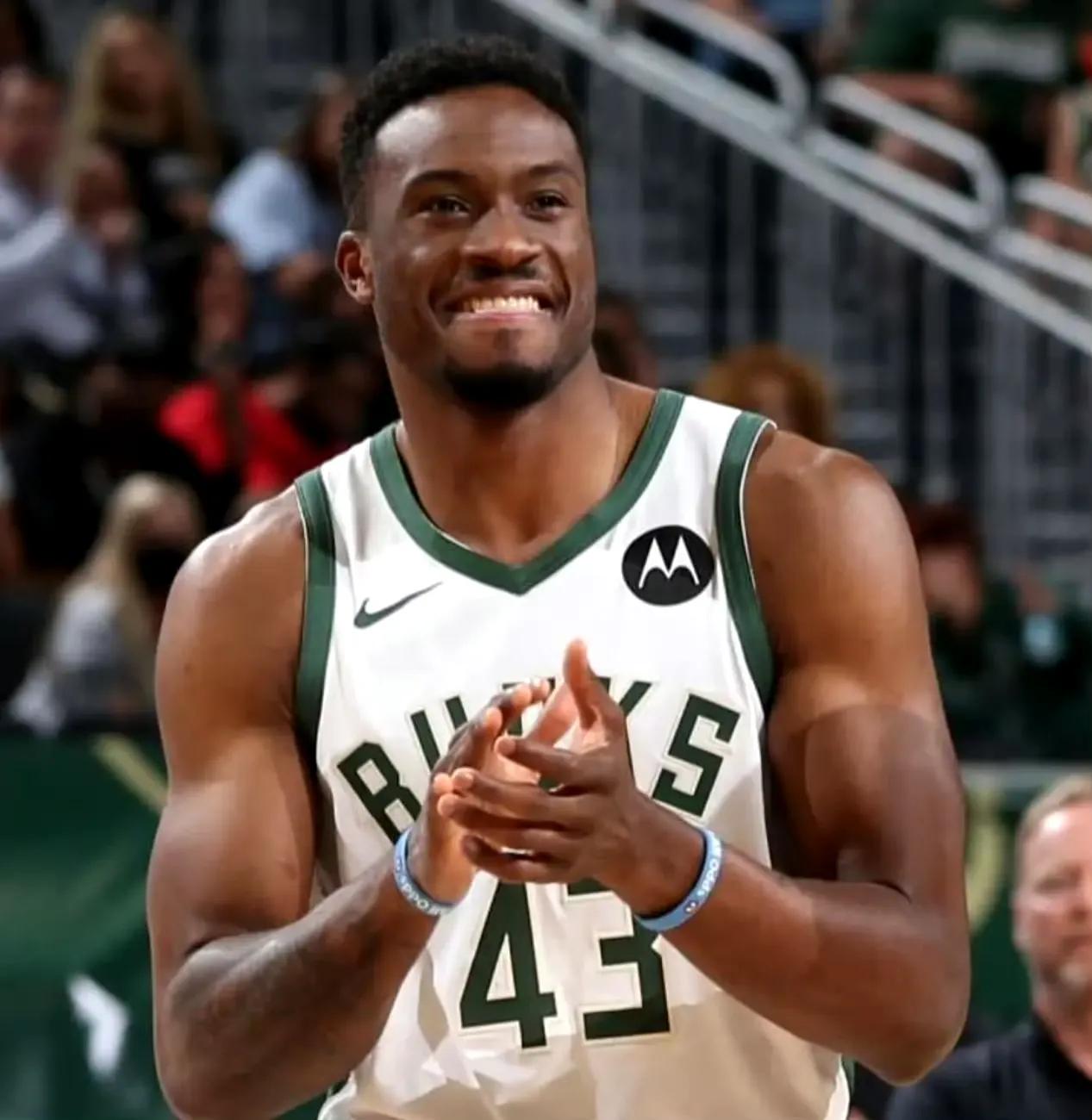 一位无需证明自己的球员，NBA最大关系户！字母哥若确定留队，雄鹿将续约他哥萨纳西