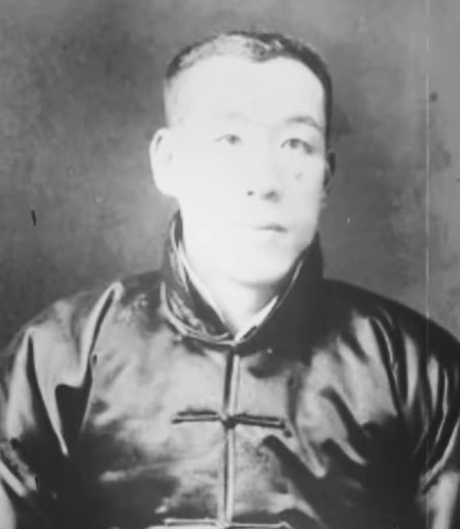1932年3月，辽宁朝阳商人马占魁目睹日军当街屠杀20多名抗日义勇军被俘将士，泪