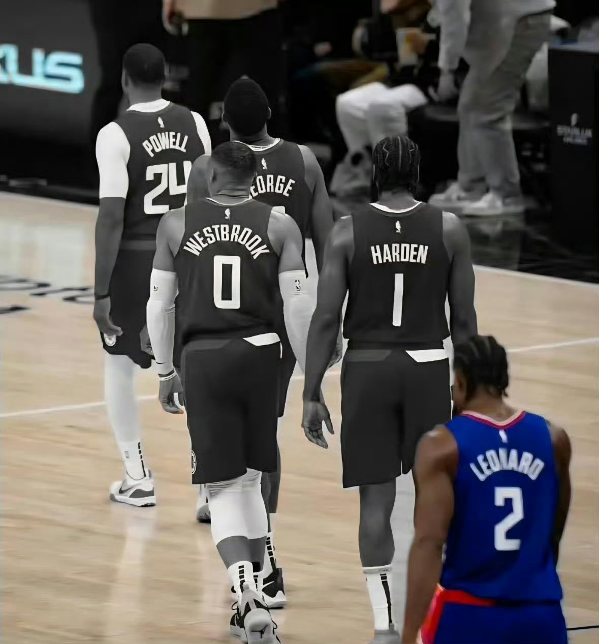 快船队记Farbod Esnaashari：“如果哈登没有申请交易，而且快船保持