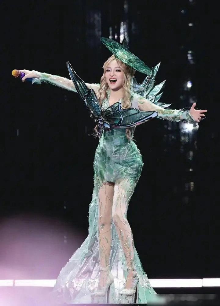 你敢信？上海暴雨，演唱会却没取消。不是主办方头铁，是张韶涵说“台下有人，我就唱”