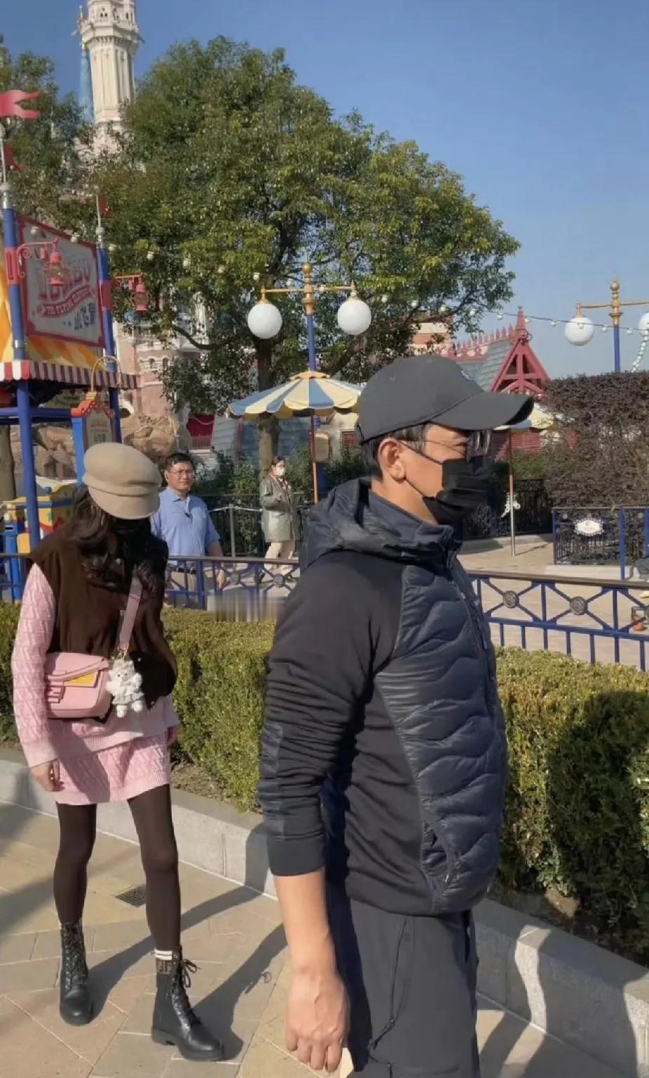 爱与不爱太明显了，身体是不会骗人的。
其实从唐嫣2023年生日时候的照片就能看出