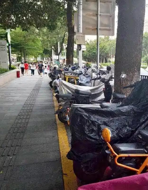 辟谣！深圳成全国首个电动车停车收费城市”？
近日，有网友发贴称“2026年1月深