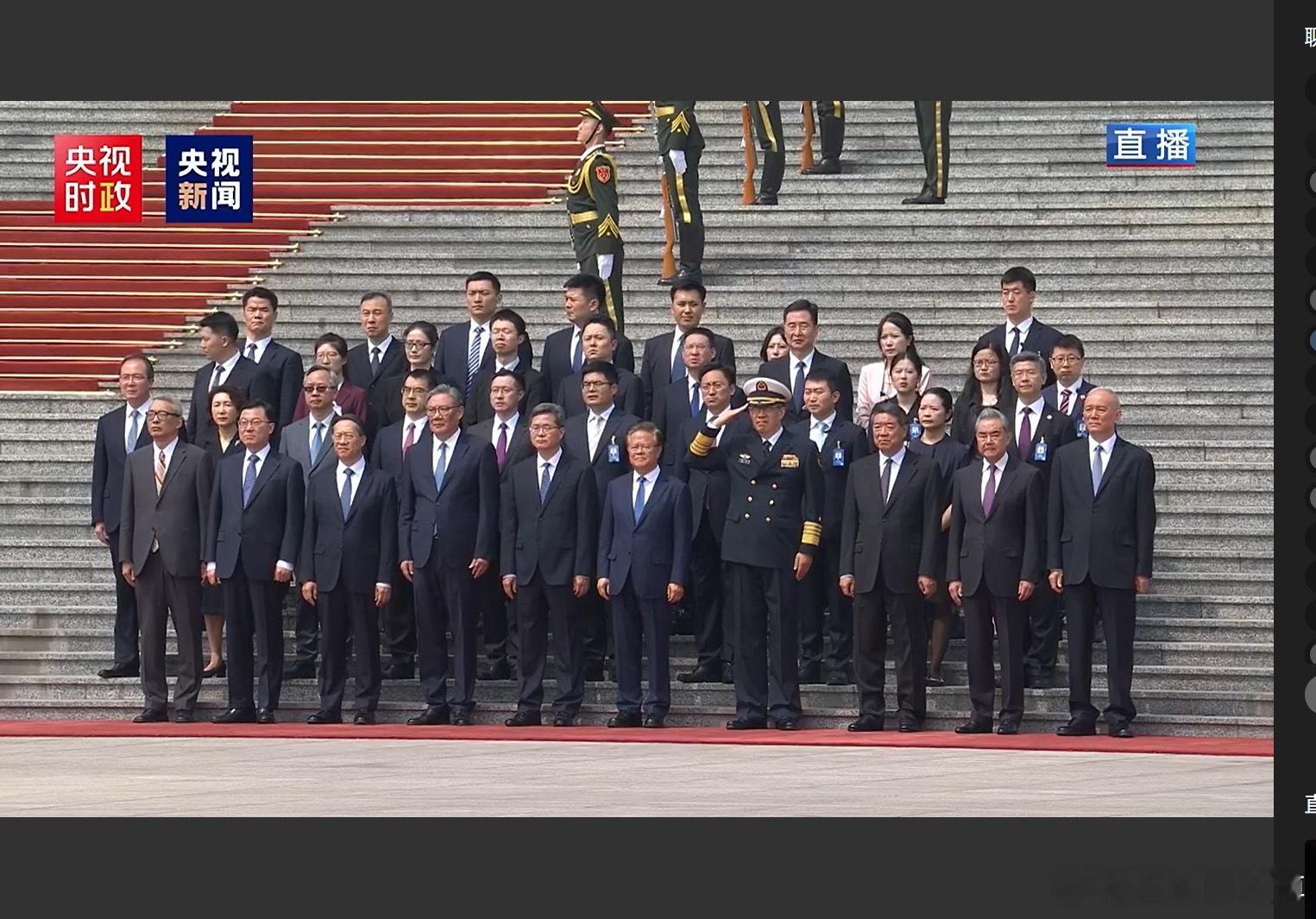 北京今天依旧热炸。。。再看一下欢迎仪式上的各位大佬，西装笔挺，太不容易了。特朗普