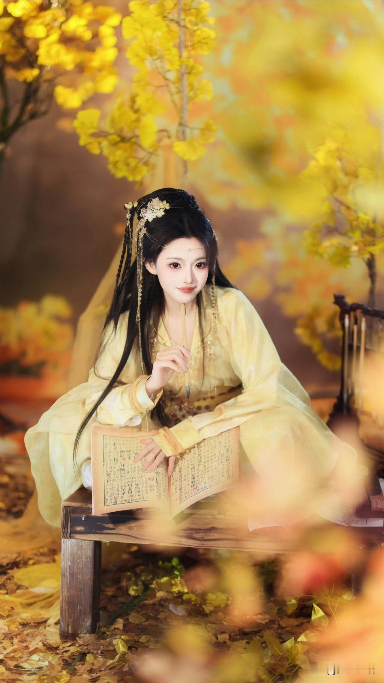 秋意浓浓，古风美人静坐，书香浸染，岁月静好。
