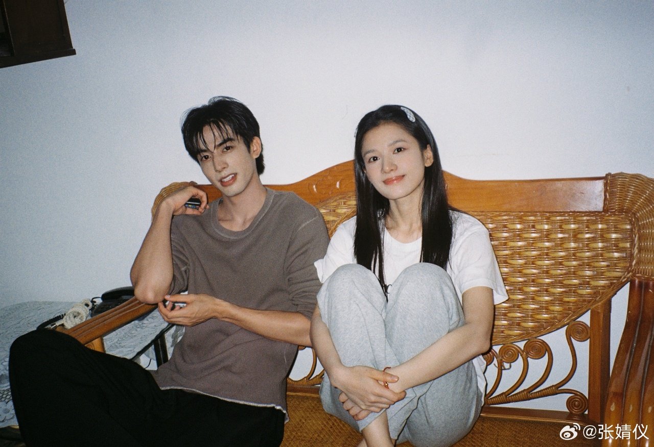 宋威龙晒和苗靖合照张婧仪晒和陈异合照 我们哥妹就这样猛猛幸福好嘛！ 