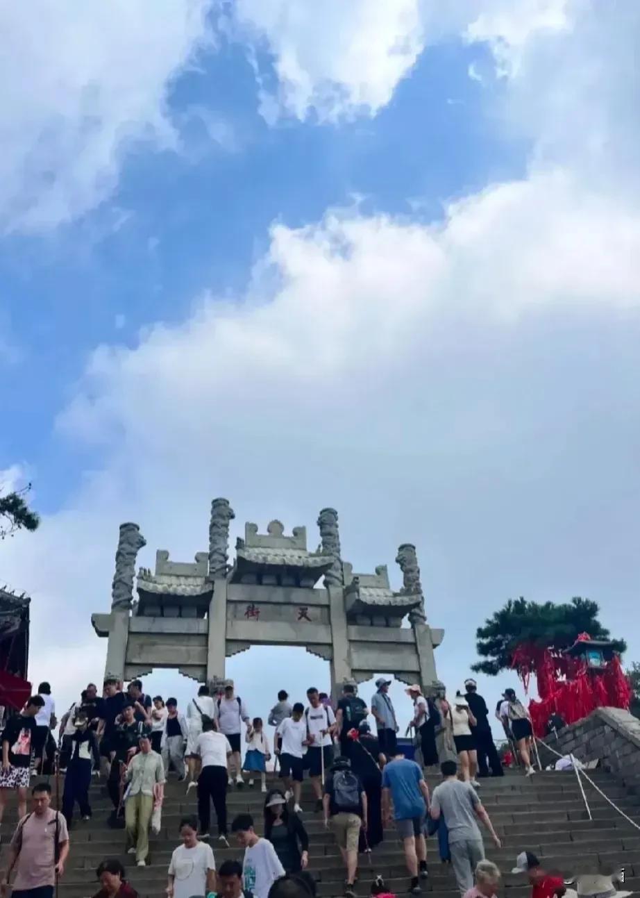 大家好，今天我想跟大家分享一下我最近爬泰山的经历，光是花费就让我心疼不已。虽然说