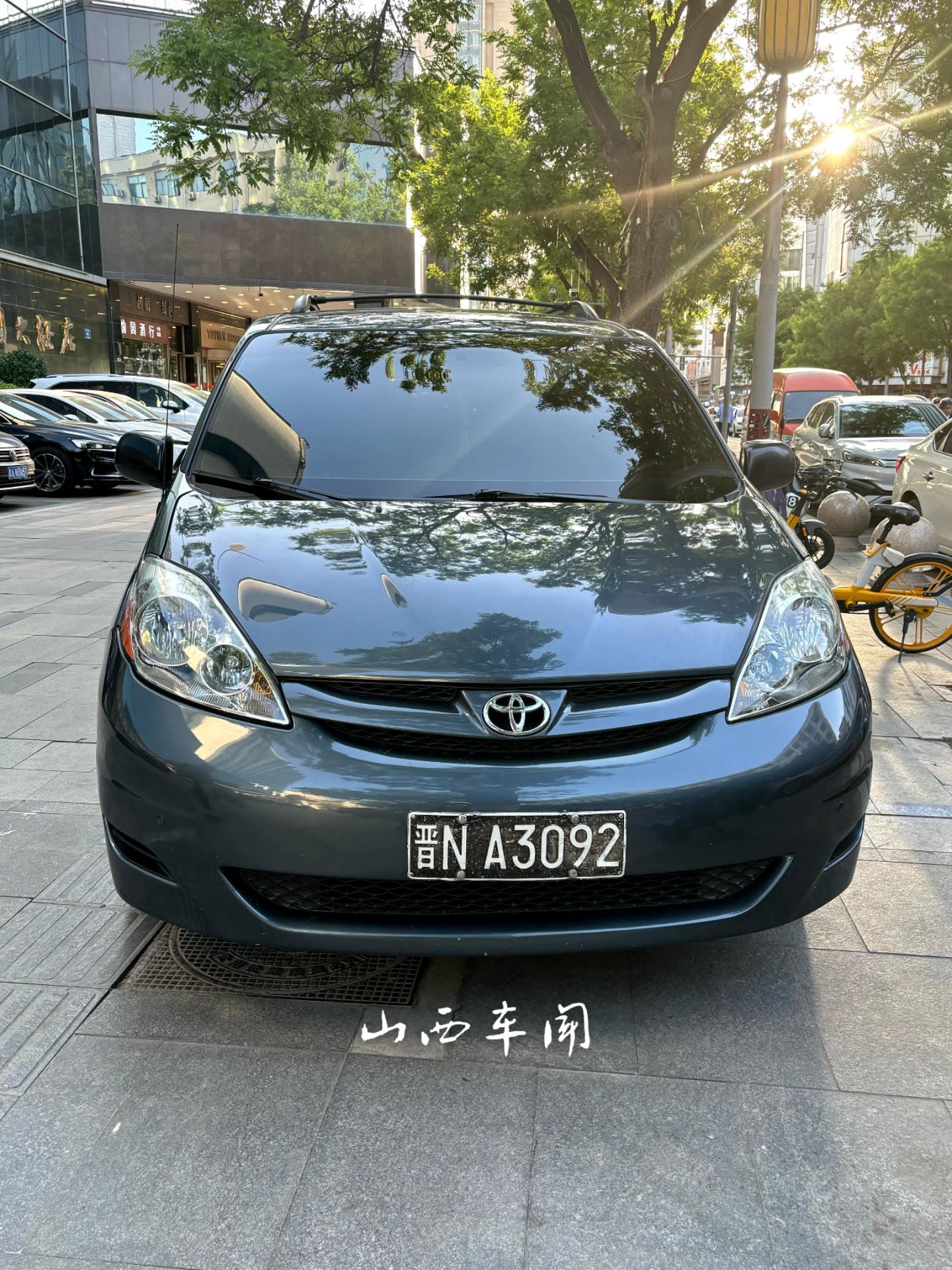 仍然能上路的黑牌塞纳。