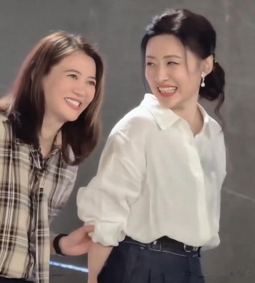 本以为袁永仪是70后女明星的顶级美女了，没想到周涛美的更大气，不愧是央视万里挑一