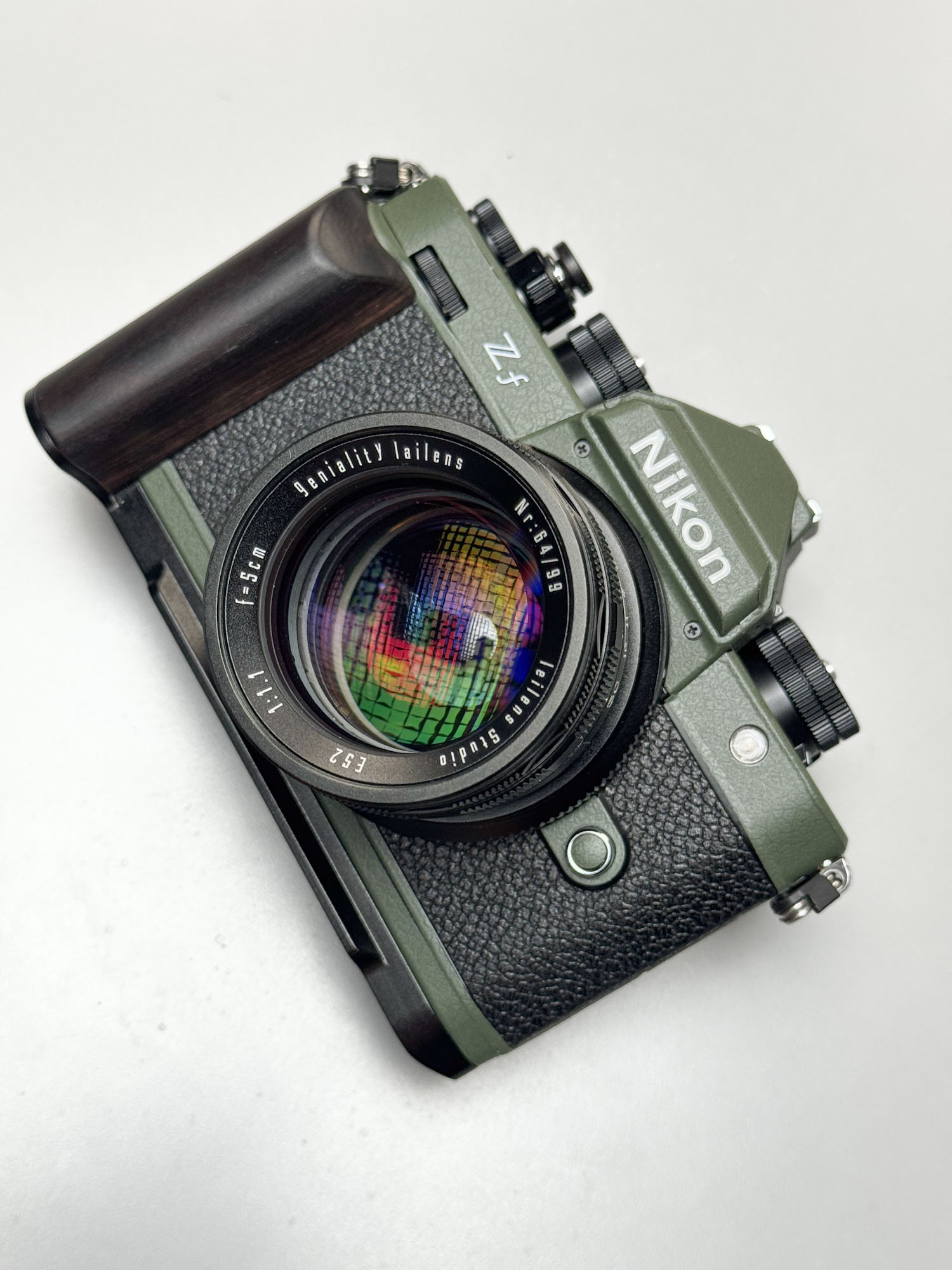 很多年前我帮朋友买过一部 Leica R4，墨绿色外壳，特别好看。后来这种颜色就