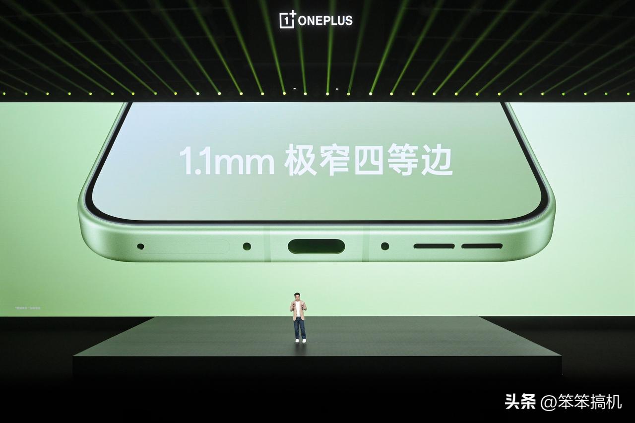 一加15T带来治愈白巧、纯粹可可、松弛抹茶三款配色，背盖均采用旗舰级玻纤材质；6