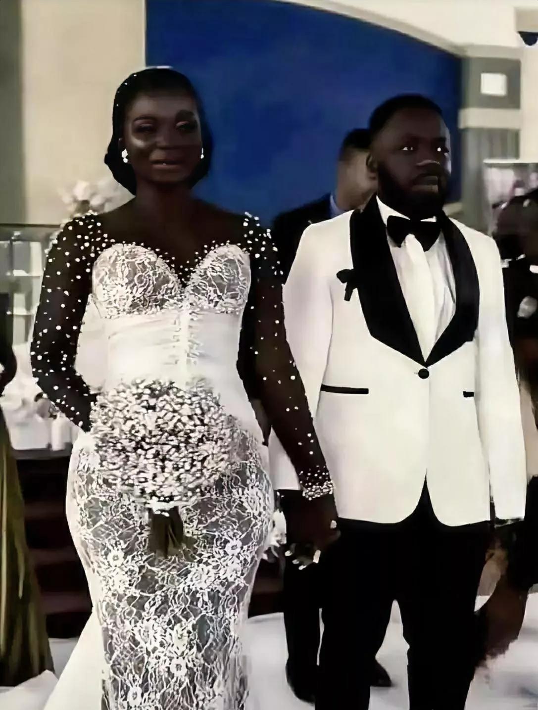 黑人穿白色婚纱，感觉怪怪的。