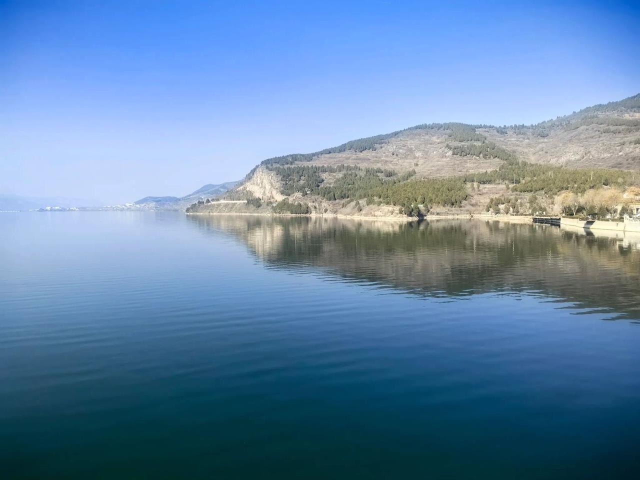 邂逅锦绣山水库，寻得人间清欢。这一刻，内心终于归于平静，山色静谧无争，水色安然无