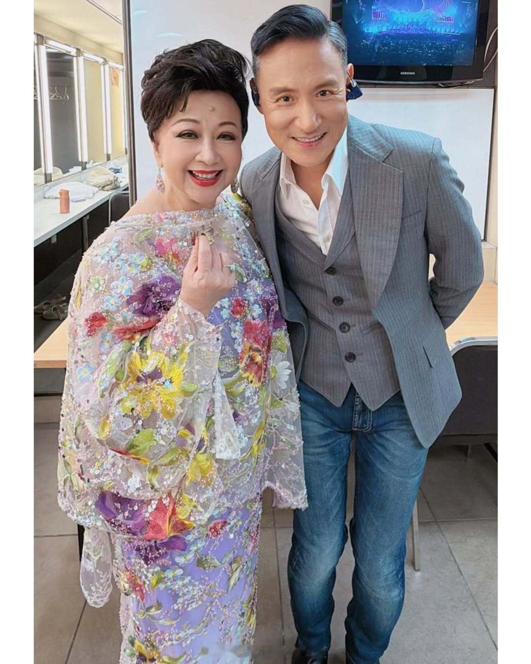 后台合影快点都放出来！！！ 