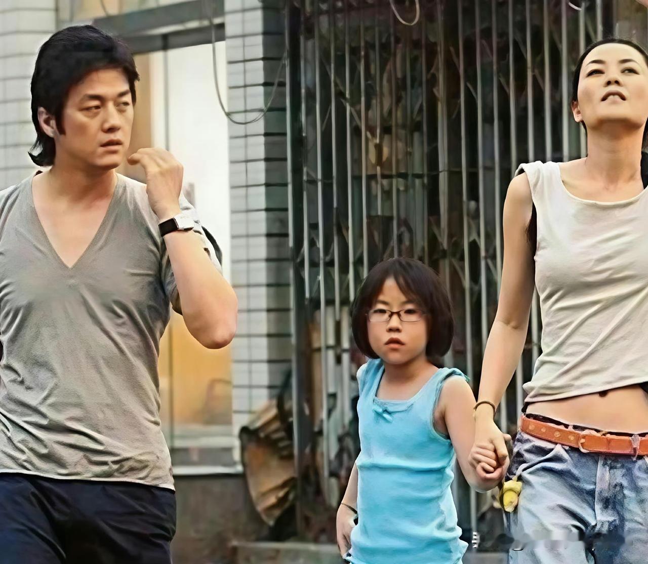 这时候的王菲和李亚鹏，挺幸福，眉眼弯弯笑得毫无保留。
两人牵着童真的窦靖童，看着