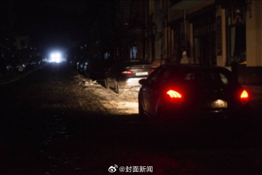 【多地发生爆炸 #乌克兰全境停电部分地区供水中断#】据乌克兰媒体报道，当地时间今