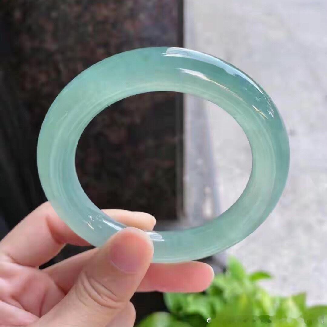 翡翠晴水——比满绿便宜几倍却美得像一汪清水，新手入翡翠最优选翡翠圈有个怪现象：满