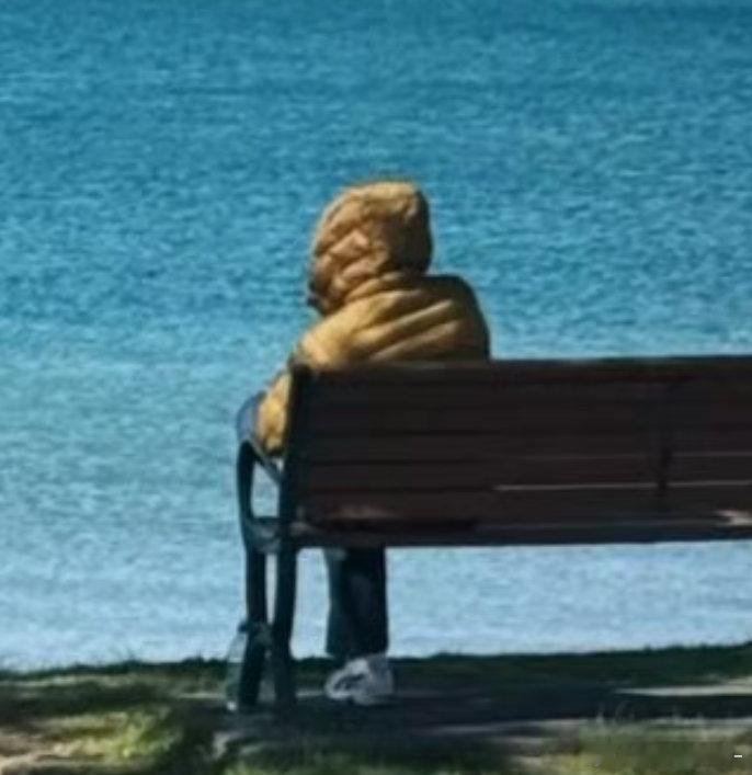 卧槽！我在边边上发现了一个穿黄色的王一博 少爷一个人看海呢