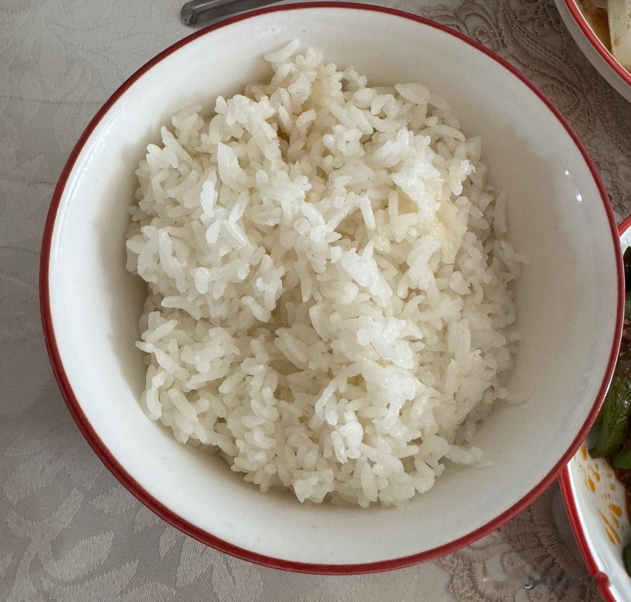 如果说东北大米，那肯定靠谱。
如果要说是五常大米，那基本上80%的是假冒。
因为