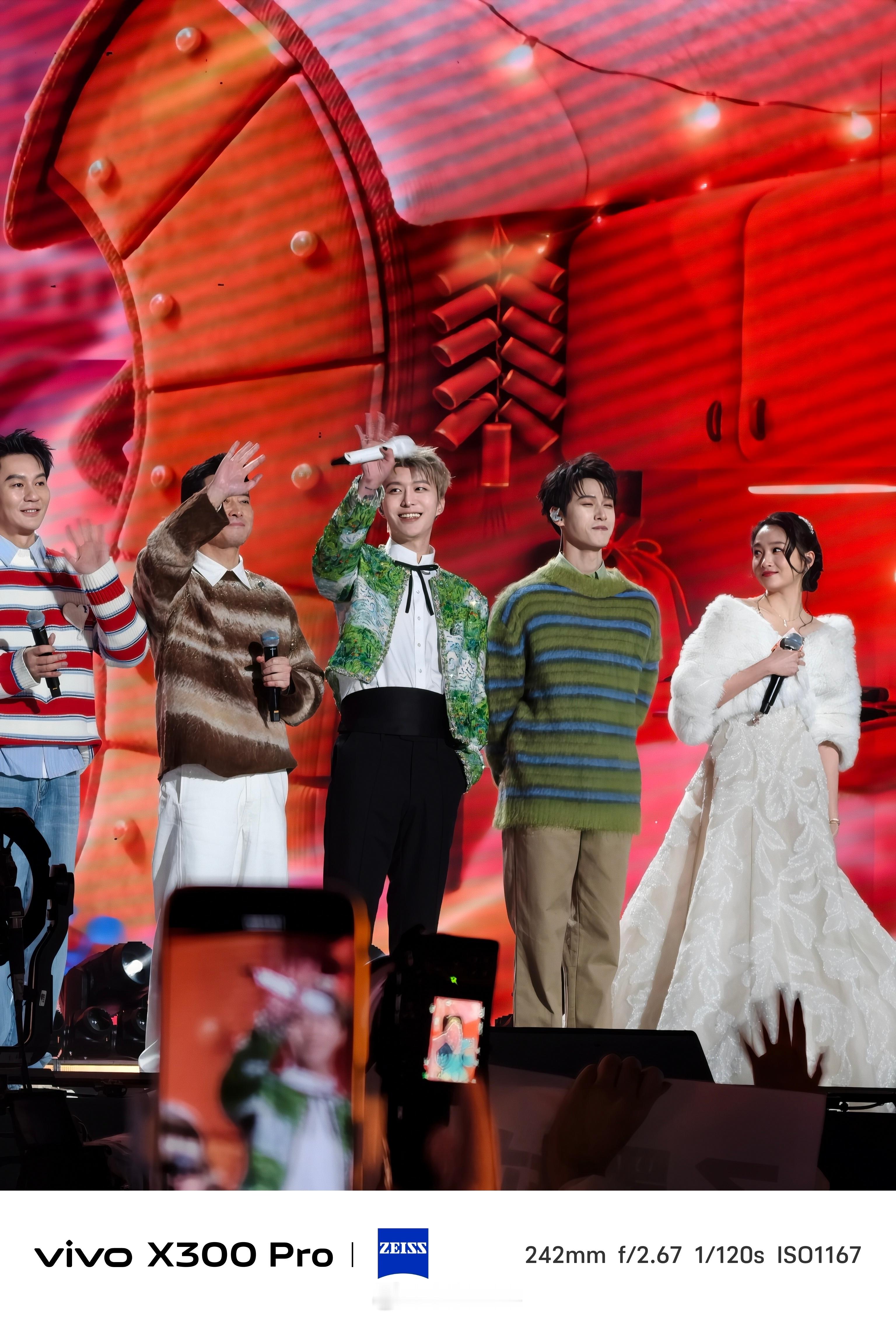 今天我还是范丞丞/李昀锐/宋雨琦/关晓彤/十个勤天/周传雄…的站姐今天各种给周围