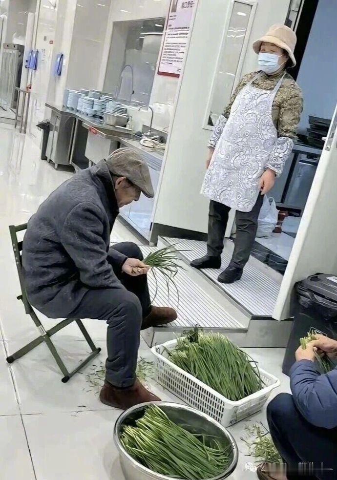 【刘强东父母现身京东食堂做饭】近日，有网友拍到刘强东父母在京东食堂为员工做饭。照