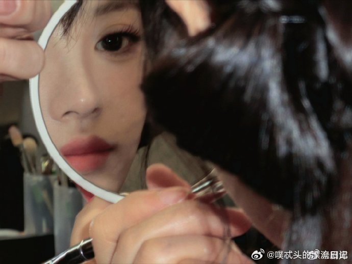 田曦薇运动细胞你好星期六田曦薇跳高画面太治愈，助跑起跳一气呵成，既有少女的俏皮，