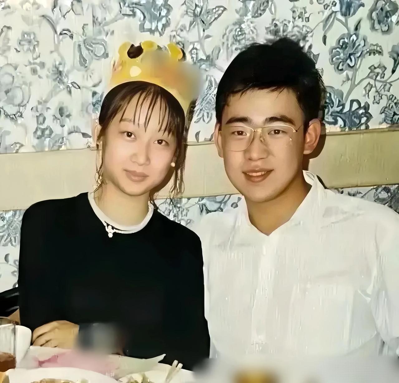两个小情侣在一起15年，从少男少女再到大叔大妈，爱始终不变。