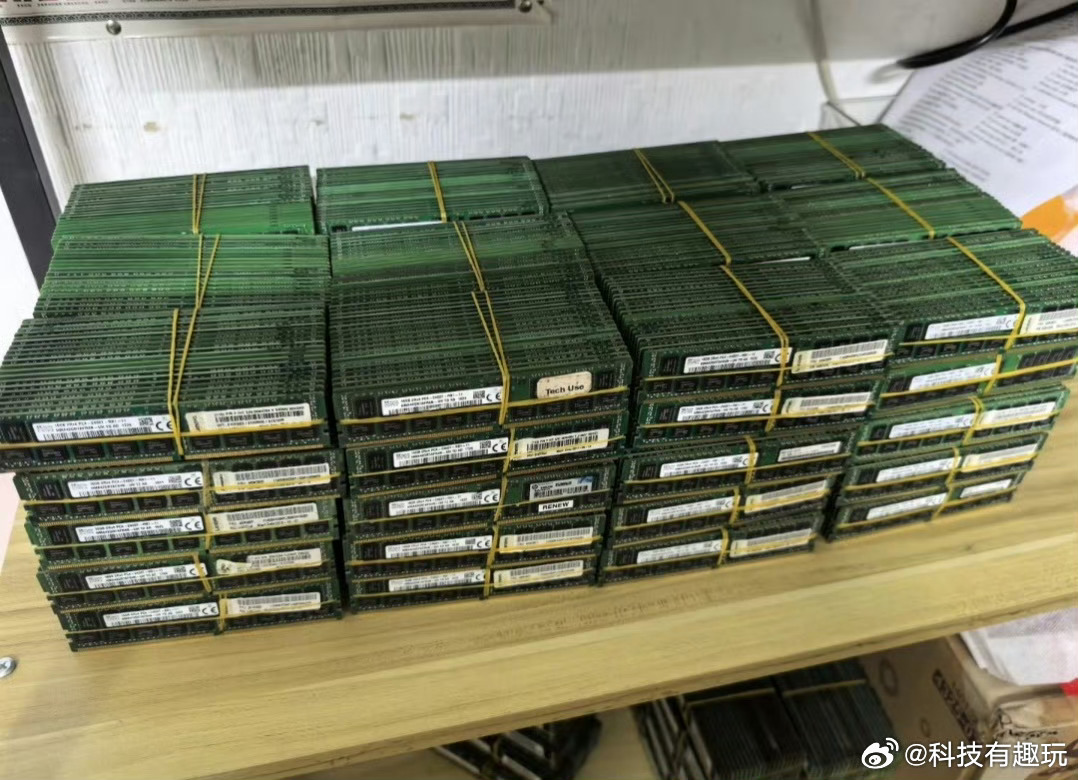 32G内存涨了约3000元又让我想起朋友之前囤了三千根内存条，现在起码赚一套房得