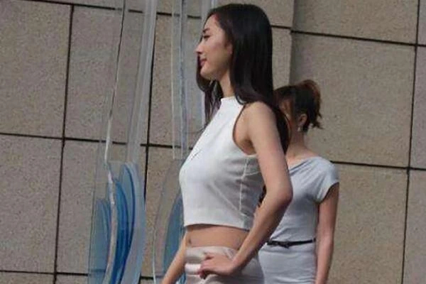 杨幂的工作照火了，穿露脐背心搭配小短裙，造型太美引热议 