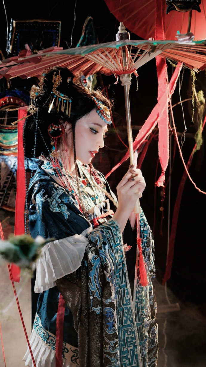 彭小苒傩戏造型 ​​​​彭小苒傩戏造型大片彭小苒傩戏造型， ​​​​彭小苒傩戏造