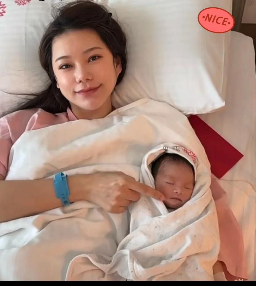 马筱梅生下男孩，很多人都在替大S的两个孩子捏一把汗。
 
亲妈已经不在，孩子失去