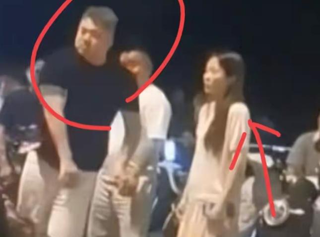 宁波夜市挑西瓜闹出大事，夫妻俩被摊主随口说两句，抱起西瓜往人头上砸，两人全都被拘