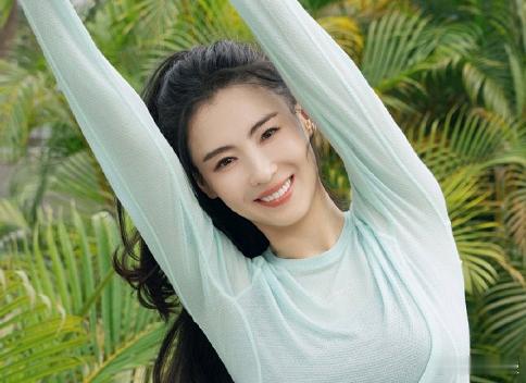 6月16日，46岁张柏芝，突然引发网友热议。原因是她穿了一件17年前的奢牌牛仔衣