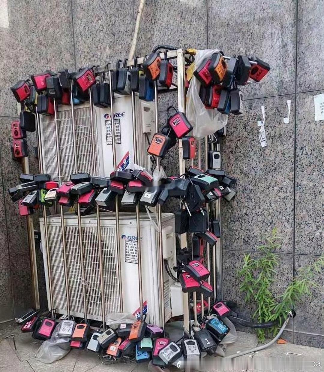空调外机挂这么多这个是干嘛 