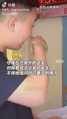 近日，山东滨州，一男子守在产房外等候妻子生孩子，当医生把孩子抱到他面前时，他没有