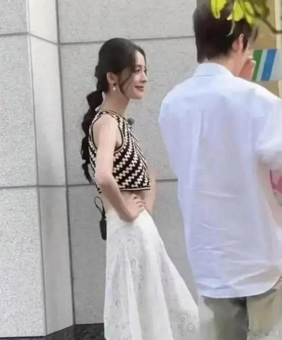 内娱对女明星太苛刻了，娜扎现实已经瘦成麻杆了 ​​​