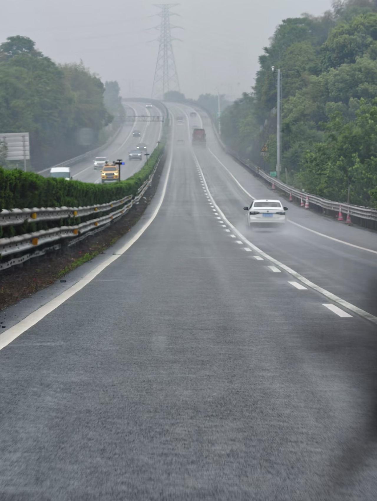 （手机随拍随言）
赴约心心念念的云和梯田，冒雨前行，云遮雾绕间，朦胧景致自有一番
