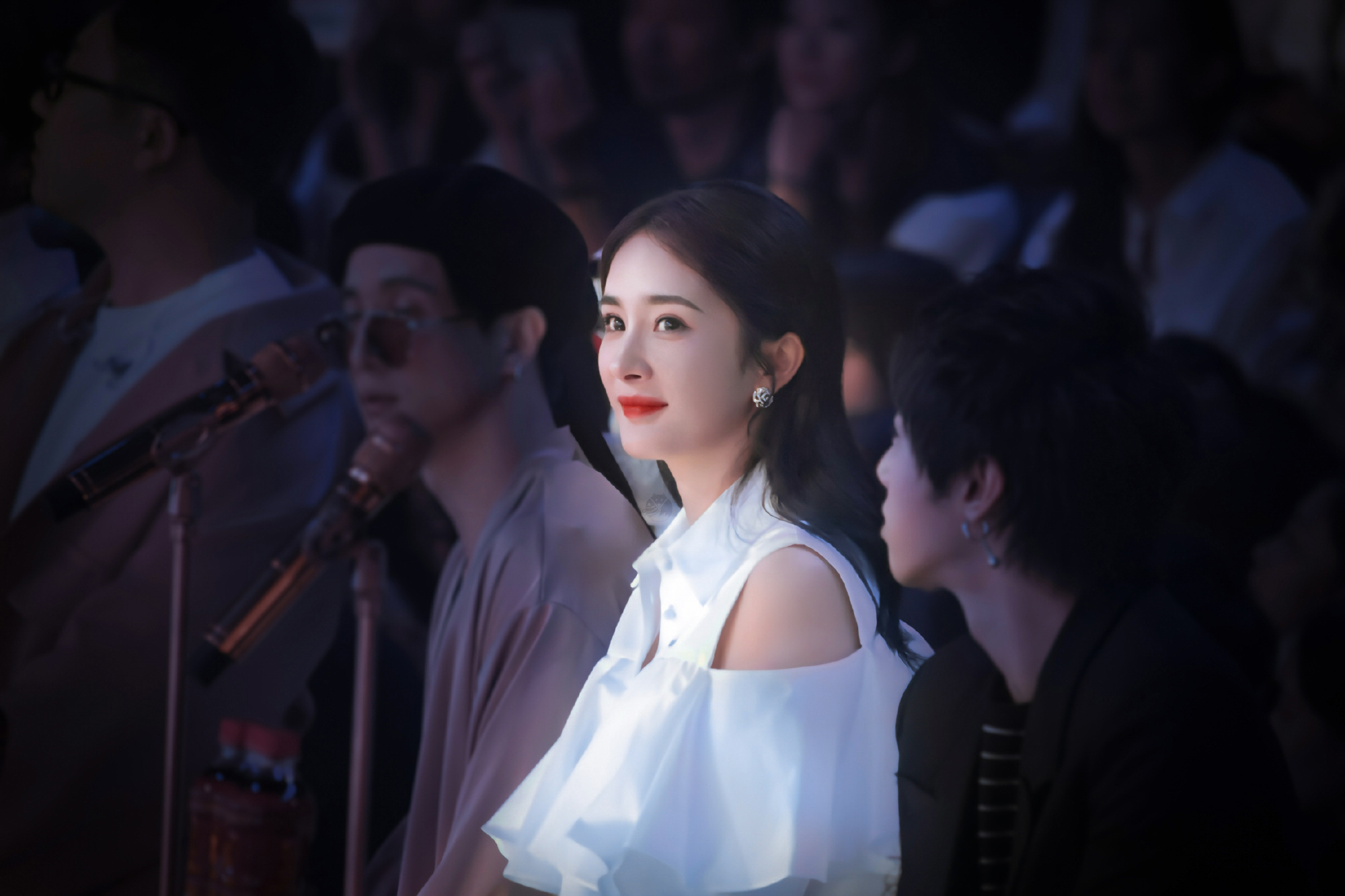 杨幂 🦊杨幂粤语是跟小糯米学的吗 🦊杨幂眼睛发炎被误诊 请对演员杨幂少一点偏