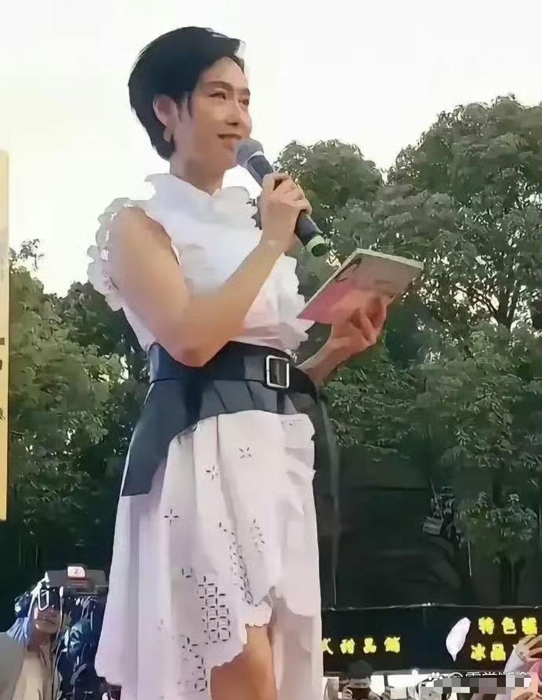 她现在如此缺钱了，工作都不分优劣了？ 