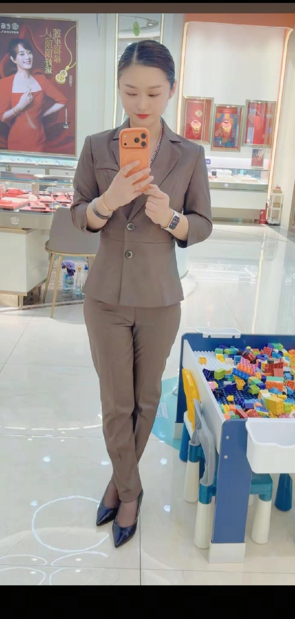 工作间隙自拍少妇秋日休闲自拍 上班打卡自拍 [玫瑰][玫瑰][玫瑰]