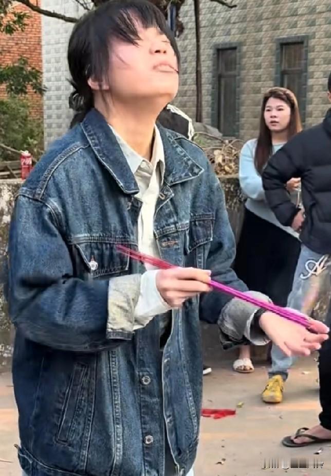 不懂就问，她不烫嘴吗？哎呀，这舌头不得烫坏了，那香都还点着的，每个动作都是戏啊