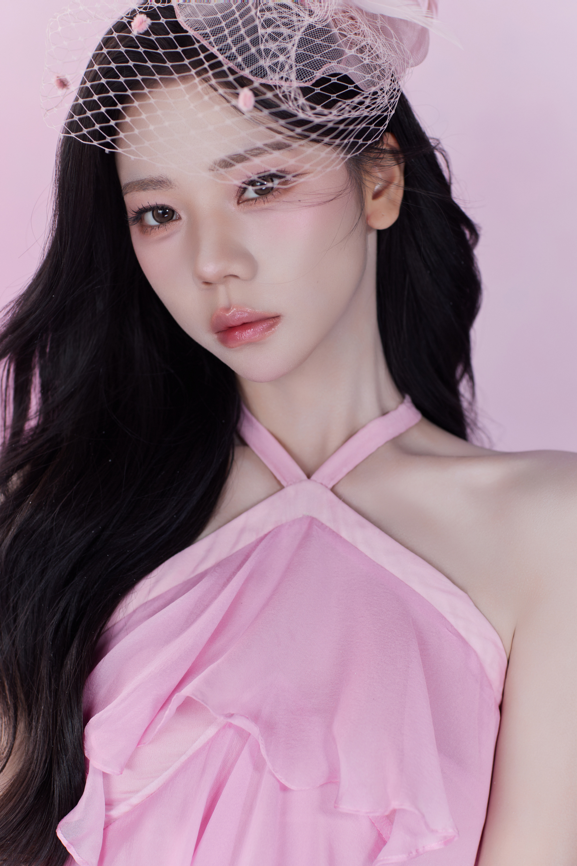 张紫宁 粉色挂脖连衣裙 ​​​